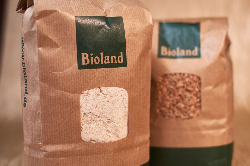 Bio-Getreide aus eigenem Anbau in Bioland-Papiertüten